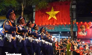 Hà Nội thắm tình quân dân trong đêm hợp luyện diễu binh