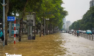 Trời nắng đẹp, người dân vẫn phải dắt xe giữa 'biển nước' trên đường Võ Chí Công