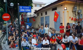Xếp hàng giữ chỗ hơn một ngày để xem tổng duyệt diễu binh, diễu hành
