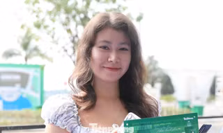 Runner hào hứng check-in, nhận BIB trước giờ khai mạc Tiền Phong Half Marathon 2025