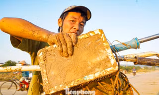 'Phép thử lòng người' giữa mùa bão lũ