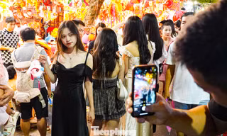 Biển người đổ về phố cổ Hà Nội vui Tết Trung thu