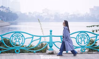 Bầu trời Hà Nội mù sương, không khí se lạnh trong ngày cuối năm 2025