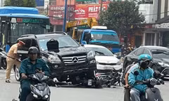Ô tô Mercedes tông hàng loạt xe máy đang dừng chờ đèn đỏ ở TPHCM