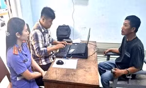 Hai người dân bị tên cướp đâm trọng thương khi áp giải đối tượng về đồn