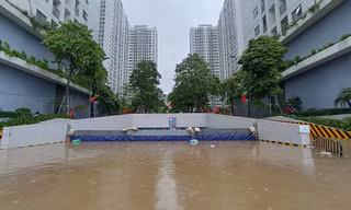 Hình ảnh nhiều khu chung cư thành 'ốc đảo' sau mưa lớn, dân dựng đập ngăn nước tràn vào hầm