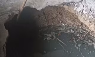 Tổ chức di dời ngôi nhà sàn của gia đình bà Lương Thị Xuân ra khỏi nơi nguy hiểm. 