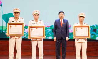 Tập thể và cá nhân Công an tỉnh Bắc Ninh đón nhận Huân chương Chiến công hạng Ba. Ảnh: Nguyễn Thắng