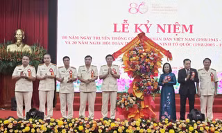 Tôn vinh các điển hình tiên tiến Công an Lạng Sơn. Ảnh: Duy Chiến. 