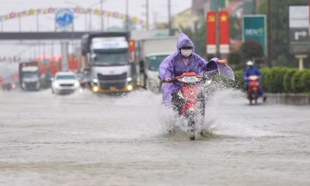 Miền Trung bước vào đợt mưa lớn kéo dài, miền Bắc giảm nhiệt