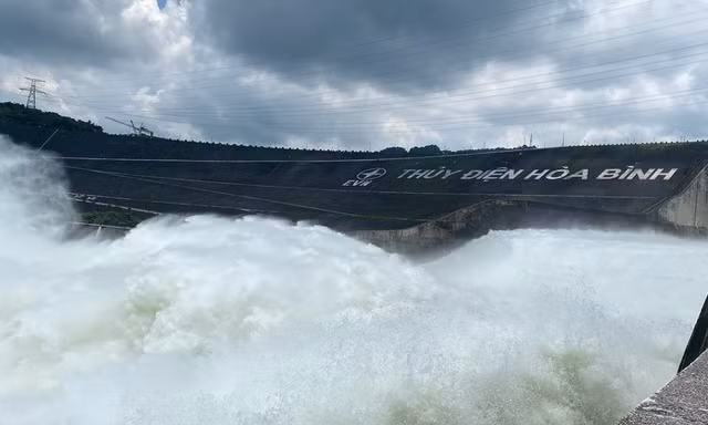 Mở cửa xả đáy thủy điện Hòa Bình 