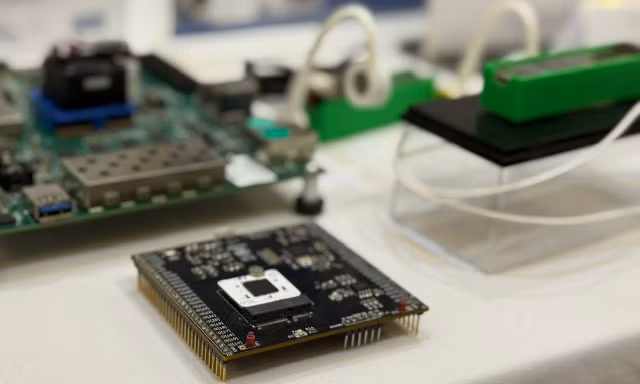 Việt Nam có trung tâm hỗ trợ sản xuất thử chip bán dẫn đầu tiên