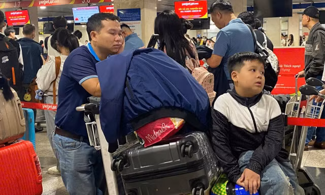 Giá vé máy bay Tết 'leo thang', lựa chọn nào cho hành trình về quê?