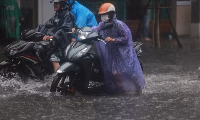 Miền Trung đón nhiều đợt mưa lớn 