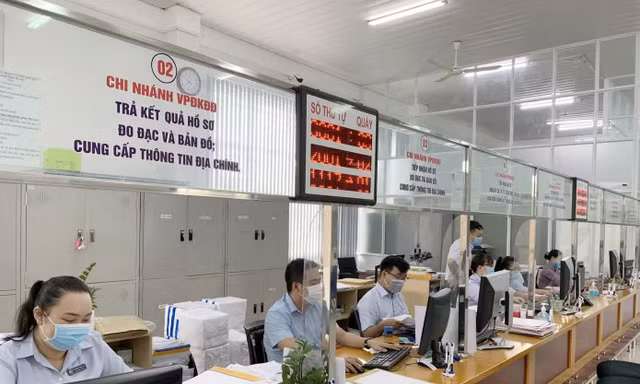 Cán bộ cấp sổ đỏ tối đa 5 năm phải chuyển công tác