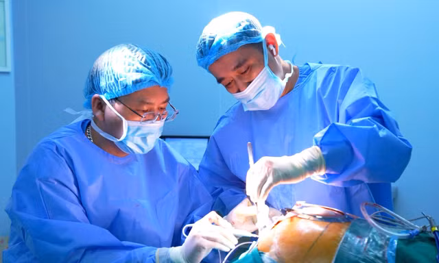 Hơn 11 giờ cắt đa tạng cứu sống bệnh nhân ung thư trực tràng tái phát