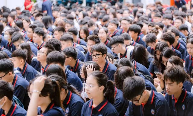 Học sinh vừa quay lại trường, phụ huynh nhận 'trát' nộp nhiều khoản thu vô lý?