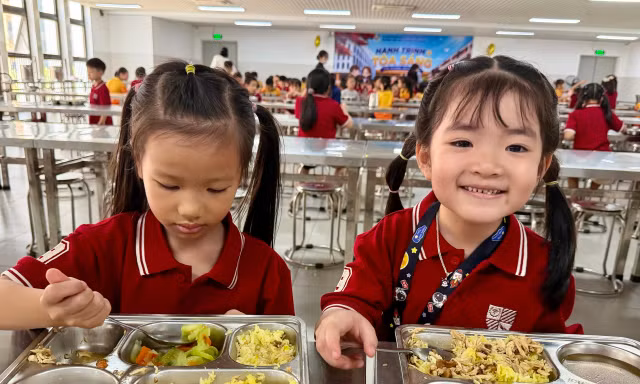 Cận cảnh suất ăn bán trú nấu tại bếp ăn trường học