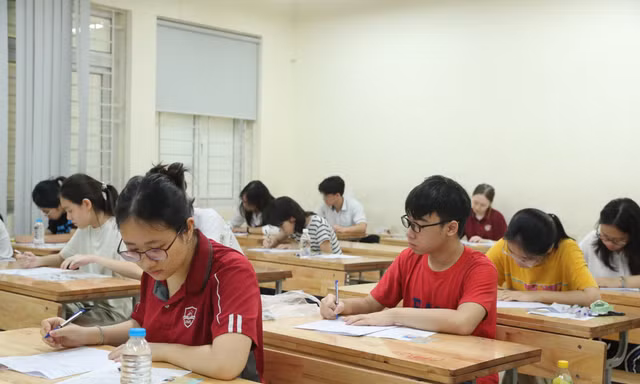 Đặt nguyện vọng lớp 10 ở Hà Nội như chơi 'chứng khoán', phụ huynh liên tục thay đổi, tháo chạy
