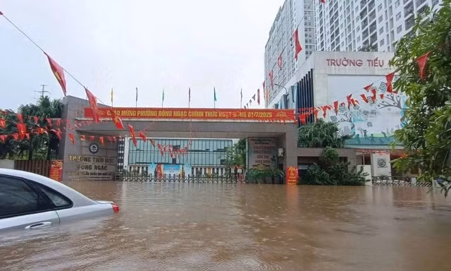 Giám đốc Sở GD&ĐT Hà Nội chỉ đạo trường học linh hoạt ứng phó với bão số 11