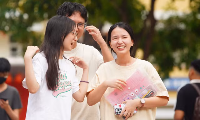 Chi tiết đề thi Ngữ văn, nhận xét, giải đề sớm nhất