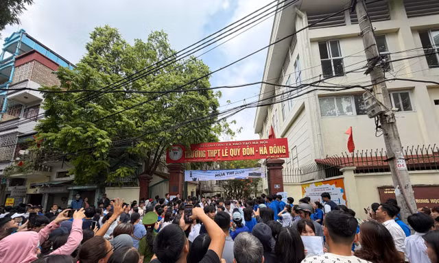 Thi Ngoại Ngữ lớp 10 ở Hà Nội: Thêm thí sinh vi phạm mang điện thoại, hơn 400 em vắng mặt