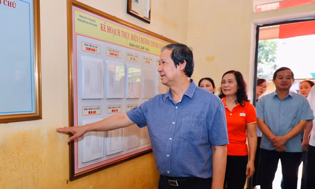 Bộ trưởng Bộ GD&ĐT Nguyễn Kim Sơn thăm, động viên học sinh vùng ngập lụt Thái Nguyên