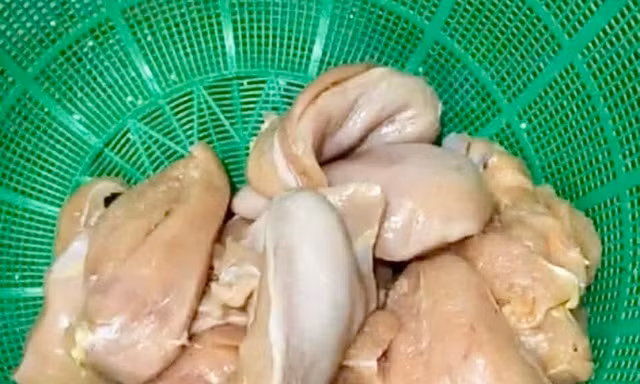 Hà Nội: Phụ huynh phát hiện gà, tôm bốc mùi được đưa đến trường để chế biến cho học sinh