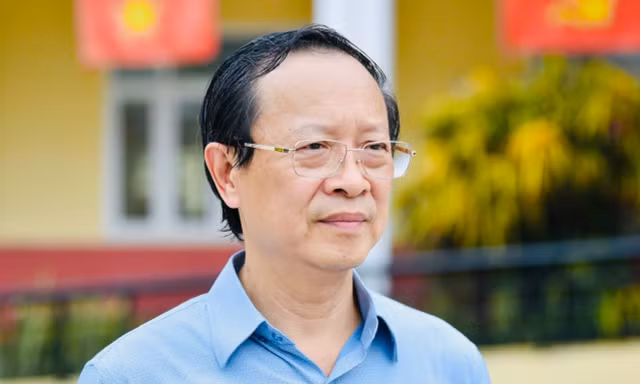 Thứ trưởng thường trực Bộ GD&ĐT Phạm Ngọc Thưởng căn dặn các em học sinh trước giờ thi tốt nghiệp THPT