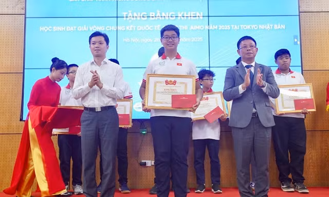 Mẹ của nam sinh Huy chương Vàng AIMO chia sẻ bí quyết dạy con giỏi Toán