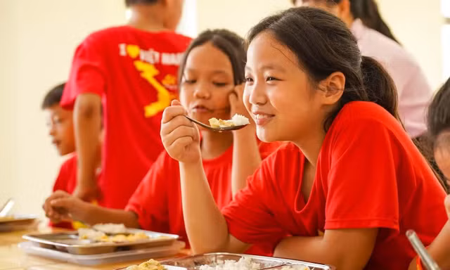 Thịt lợn bệnh vào bếp ăn bán trú: Hiệu trưởng lo thực phẩm bẩn trà trộn