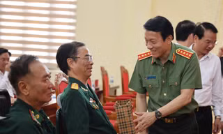 Bộ trưởng Bộ Công an thăm, tặng quà thương bệnh binh, người có công tỉnh Phú Thọ