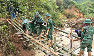 Hình ảnh bộ đội mở đường tạm, di chuyển người và tài sản khỏi vùng lũ ở Sơn La