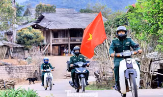 Theo bước chân lính Biên phòng đưa ‘Ngày hội non sông’ đến từng nếp nhà nơi biên giới
