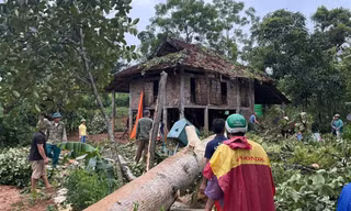 Giông lốc ở Phú Thọ làm 1 người chết, 304 ngôi nhà, 9 trường học hư hỏng