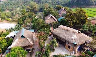 Ngắm những nếp nhà sàn nguyên sơ của người Mường ở làng du lịch 