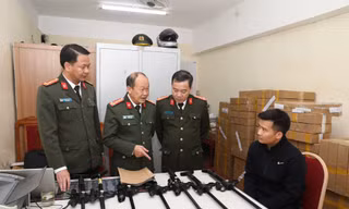 Đường dây mua bán, tàng trữ vũ khí quân dụng núp bóng ‘dụng cụ thông bồn cầu’