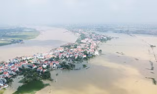 Nước sông Lô lên cao, nhiều khu dân cư ở Phú Thọ vẫn chìm trong biển nước