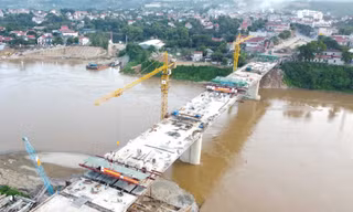 Cầu Phong Châu gấp rút thi công để hợp long vào ngày 28/8 tới