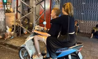 Khách Tây tham gia giao thông không đội mũ bảo hiểm. 