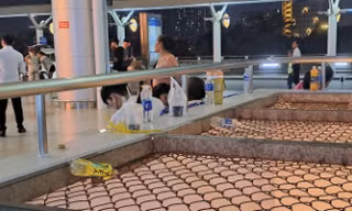 Sân bay Tân Sơn Nhất: Khách đông, rác 'bủa vây'