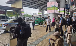 Hành khách chật vật gọi xe công nghệ, chấp nhận trả thêm phí do mưa ngập ở Hà Nội
