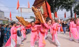 Độc đáo trinh nữ rước kiệu xoay, xin nước ở giữa sông Hồng