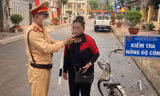Người phụ nữ đi xe đạp bị cảnh sát giao thông phạt vi phạm nồng độ cồn