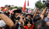 Người biểu tình trên đường phố Bangkok ngày 14/10. (Ảnh: Reuters)