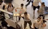 Đám người mặc áo trắng tấn công người dân Hong Kong ở ga tàu điện ngầm lúc đêm muộn. (Ảnh chụp từ clip)
