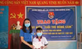Thừa uỷ quyền của BCH Trung ương Đoàn TNCS Hồ Chí Minh, đại diện Tỉnh đoàn Quảng Bình trao huy hiệu "Tuổi trẻ dũng cảm" cho học sinh Mai Hải Đăng.