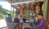 Cán bộ y tế khảo sát tại địa phương