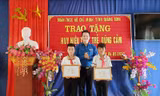 Trao huy hiệu