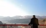 Nhà lãnh đạo CHDCND Triều Tiên Kim Jong-un theo dõi một vụ thử tên lửa đạn đạo của nước này. Ảnh: AFP
